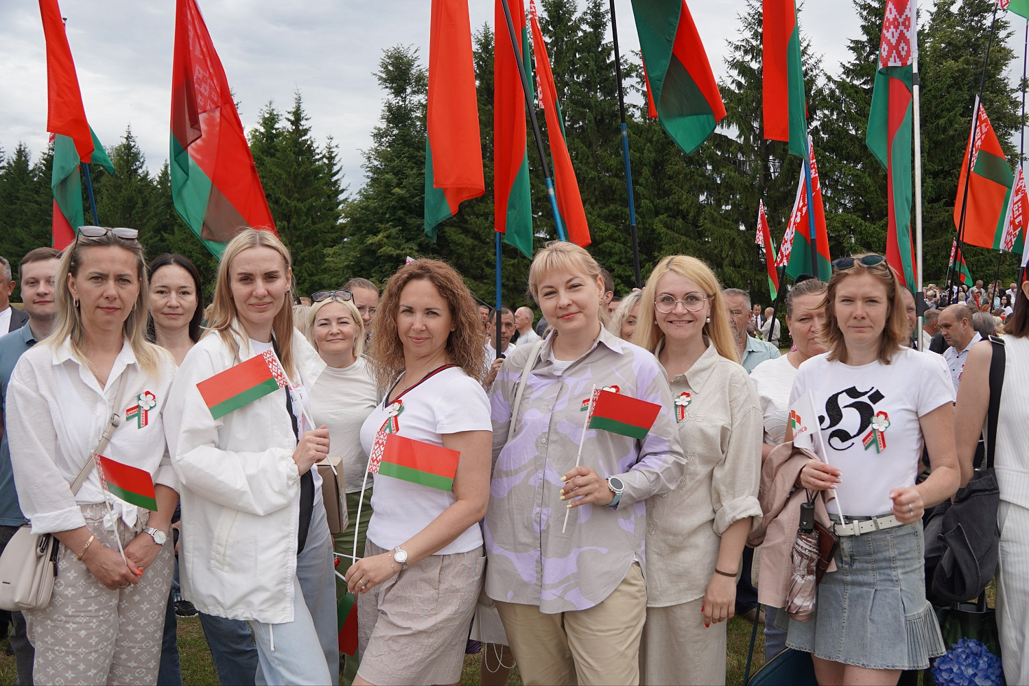 На Буйничском поле - наша память и гордость. Сегодня, в День Независимости Республики Беларусь, в главный праздник страны, могилевчане по зову сердца идут на Буйничское поле.